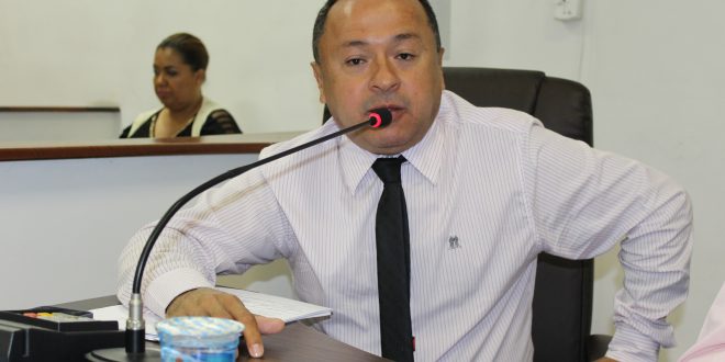 Vereador Beserra fala ao microfone durante sessão da Câmara de Carapicuíba