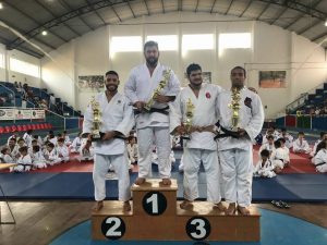judocas no pódio da Copa Kazuo Suga