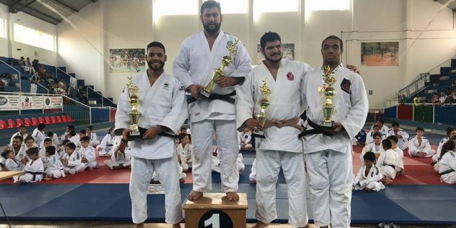 judocas no pódio da Copa Kazuo Suga