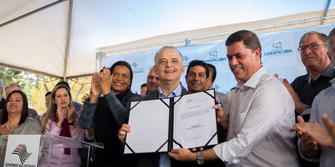 o governador de São Paulo, Márcio França; o prefeito de Carapicuíba, Marcos Neves; a vice-prefeita Gilmara Gonçalve; e algumas outras pessoas reunidas no Parque dos Paturis