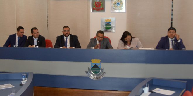Arildo Gomes, Edson Silva, Marcinho Prates, Paulinho Lenha, a assessora jurídica da casa e Marcos Nena durante sessão da Câmara de Cotia