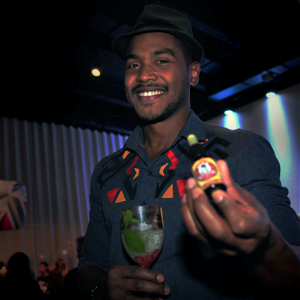 barman preparando drinks com gin para o World Gin Day