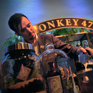 barman preparando drinks com gin para o World Gin Day