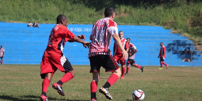 jogadores do Planalto e do XI Garotos disputam bola durante o Campeonato Municipal de Futebol