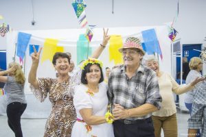 participantes se divertem no arraiá da terceira idade de Cotia