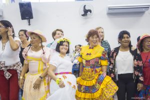 participantes se divertem no arraiá da terceira idade de Cotia