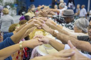 participantes se divertem no arraiá da terceira idade de Cotia
