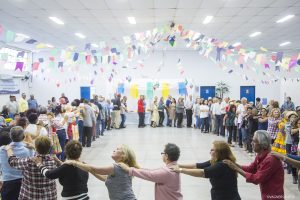 participantes se divertem no arraiá da terceira idade de Cotia