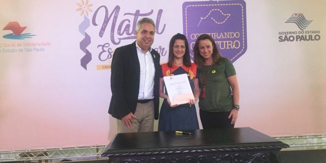 prefeito de São Roque Claudio Góes, Mazé Barros e Lúcia França assinam o convênio para receber o Projeto Costurando o Futuro