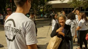 uma moradora de rua durante a The Street Store