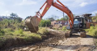 uma retroescavadeira trabalha em obras de drenagem no Recanto Arco Verde, em Cotia