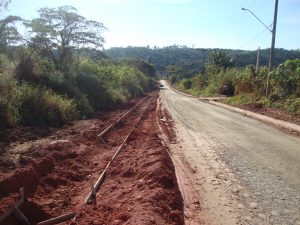 Trecho 3 da Estrada do Caetê sofrendo execução de canaletas