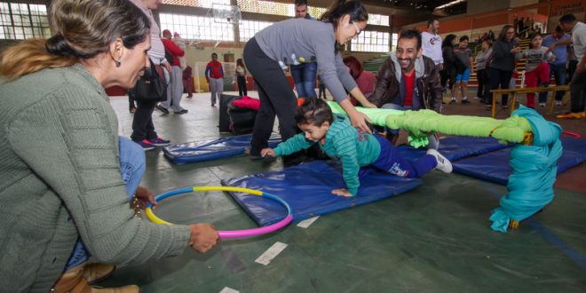 atendidos e agentes do programa Autista no Esporte em Embu das Artes