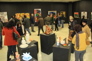 público observa obras de arte na Abertura da Semana da Cultura Japonesa
