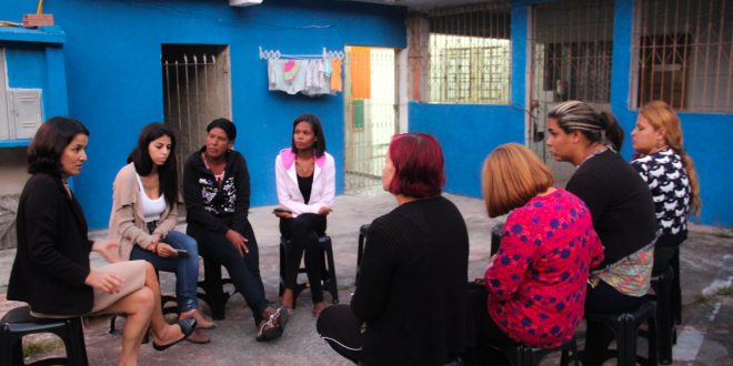 Professora Sônia reunida com mulheres de Itapevi