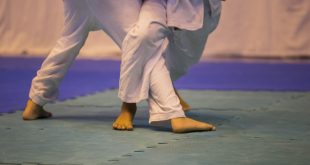 detalhes das pernas de dois adversários durante luta de judô