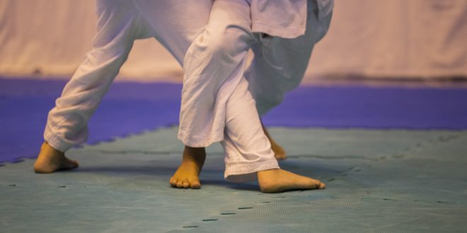 detalhes das pernas de dois adversários durante luta de judô