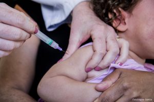 Uma criança é vacinada contra sarampo em Cotia