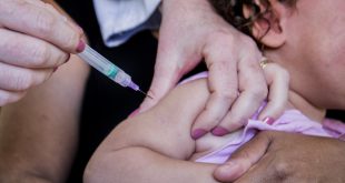 Uma criança é vacinada contra sarampo em Cotia