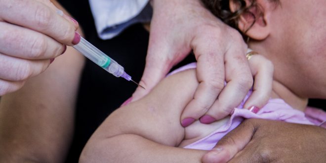 Uma criança é vacinada contra sarampo em Cotia