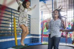 participantes se divertem na "Minha Festa", organizada pelo Fundo Social de Solidariedade de Cotia