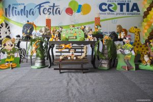 participantes se divertem na "Minha Festa", organizada pelo Fundo Social de Solidariedade de Cotia