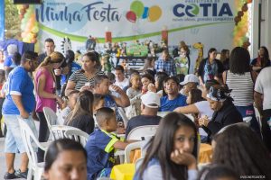 participantes se divertem na "Minha Festa", organizada pelo Fundo Social de Solidariedade de Cotia