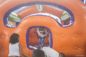 participantes se divertem na "Minha Festa", organizada pelo Fundo Social de Solidariedade de Cotia