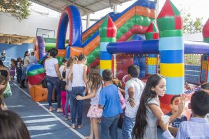 participantes se divertem na "Minha Festa", organizada pelo Fundo Social de Solidariedade de Cotia