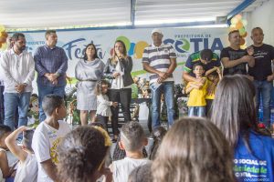 participantes se divertem na "Minha Festa", organizada pelo Fundo Social de Solidariedade de Cotia