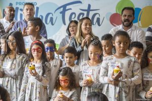 participantes se divertem na "Minha Festa", organizada pelo Fundo Social de Solidariedade de Cotia