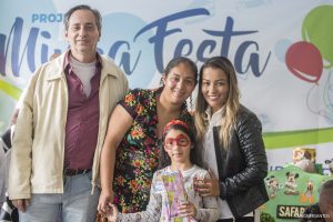 participantes se divertem na "Minha Festa", organizada pelo Fundo Social de Solidariedade de Cotia