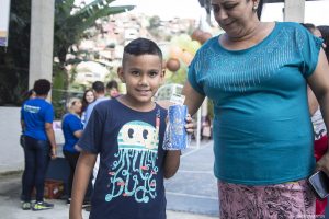 participantes se divertem na "Minha Festa", organizada pelo Fundo Social de Solidariedade de Cotia