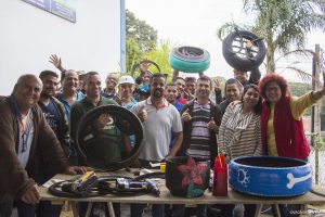 participantes da oficina de designer sustentável ‘NeArte - Do Lixo ao Luxo’ em Cotia