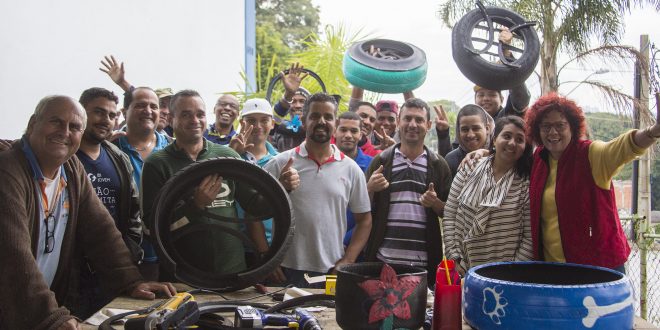 participantes da oficina de designer sustentável ‘NeArte - Do Lixo ao Luxo’ em Cotia