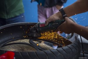 participantes da oficina de designer sustentável ‘NeArte - Do Lixo ao Luxo’ em Cotia