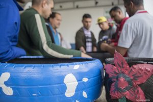 participantes da oficina de designer sustentável ‘NeArte - Do Lixo ao Luxo’ em Cotia