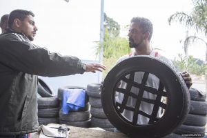 participantes da oficina de designer sustentável ‘NeArte - Do Lixo ao Luxo’ em Cotia