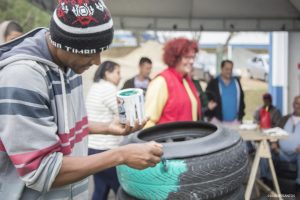 participantes da oficina de designer sustentável ‘NeArte - Do Lixo ao Luxo’ em Cotia