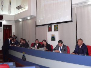 fernando jão, edson silva, marcinho prates, tim, paulinho lenha, a assessora jurídica da câmara, marcos nena e sandrinho santos durante sessão da câmara de Cotia