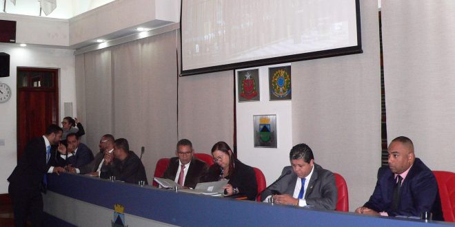 fernando jão, edson silva, marcinho prates, tim, paulinho lenha, a assessora jurídica da câmara, marcos nena e sandrinho santos durante sessão da câmara de Cotia