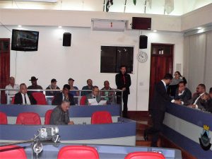 parlamentares na plenária durante a sessão da câmara de Cotia