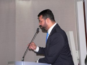 fernando jão discursa durante sessão da câmara de Cotia