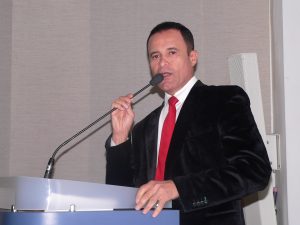 arildo gomes discursa durante sessão da câmara de Cotia