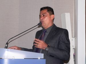 tim discursa durante sessão da câmara de Cotia