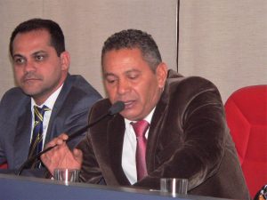 paulinho lenha discursa durante sessão da câmara de Cotia