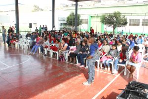 população reunida para sorteio de novas unidades habitacionais que serão entregues já no próximo mês em Carapicuíba