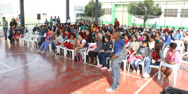 população reunida para sorteio de novas unidades habitacionais que serão entregues já no próximo mês em Carapicuíba