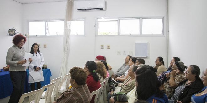 pessoas reunidas para ouvir sobre o projeto Emagrecer Certo