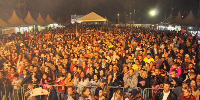 público acompanha o show de Teodoro & Sampaio em comemoração à 42ª Romaria de Vargem Grande Paulista
